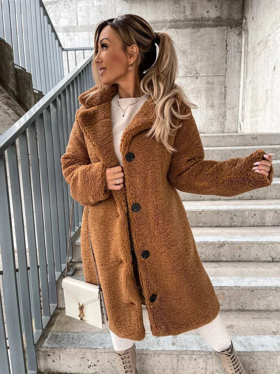 Abrigo de lana de cordero oversized para mujer con cuello de solapa