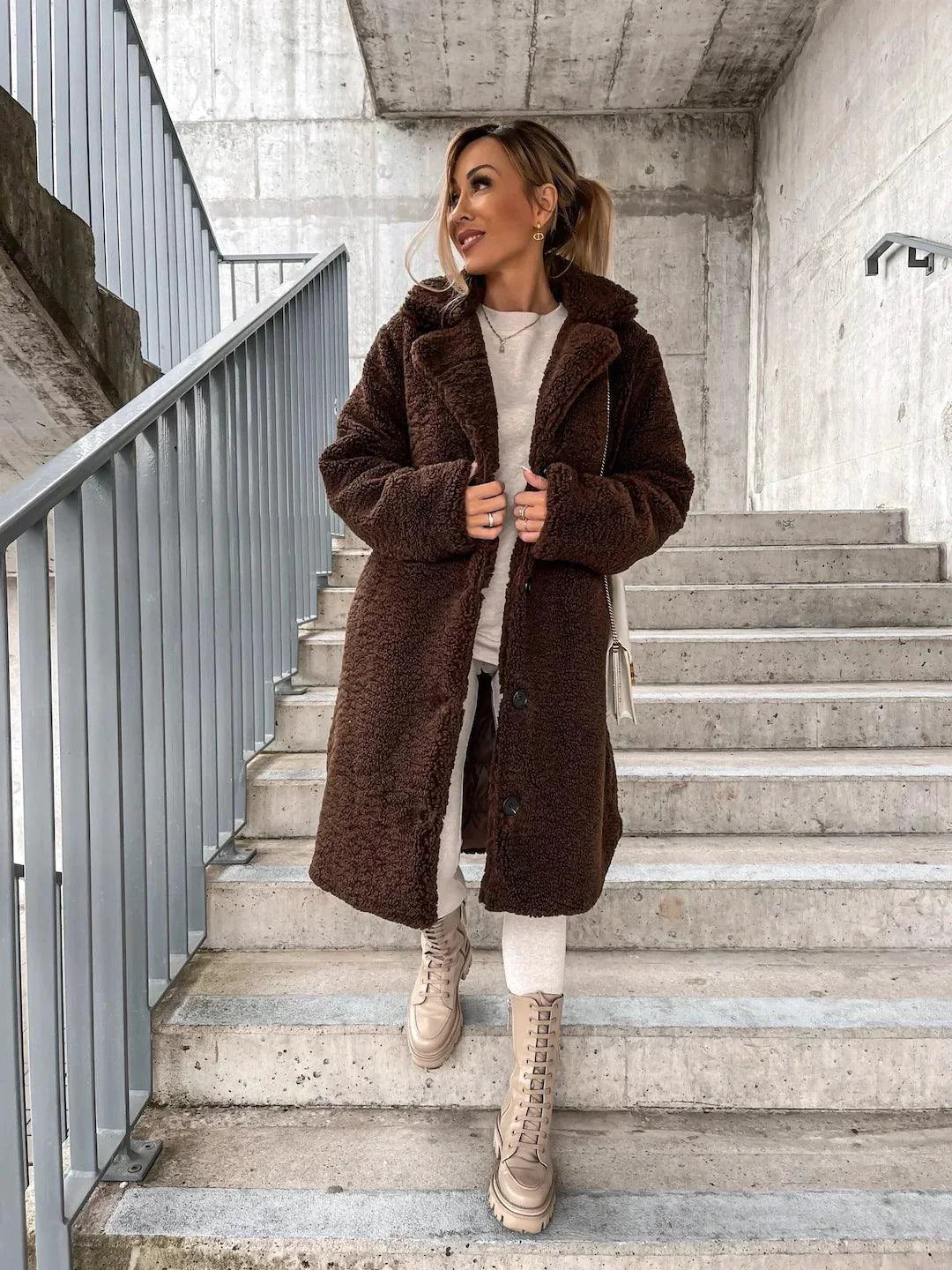 Abrigo de lana de cordero oversized para mujer con cuello de solapa