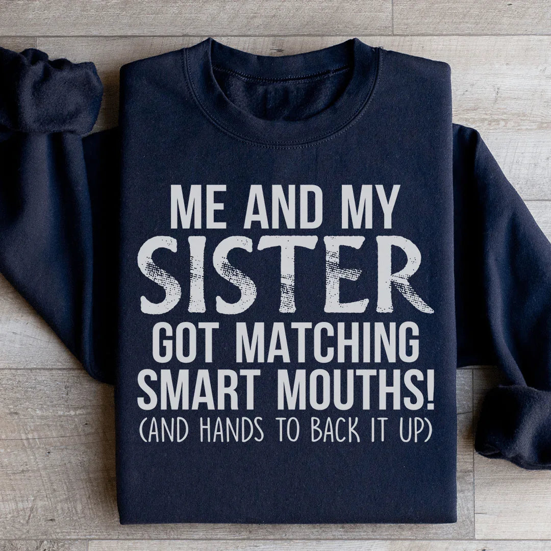 Mon Sœur Et Moi Avons Des Sweatshirts Assortis Avec Des Bouchettes Malignes