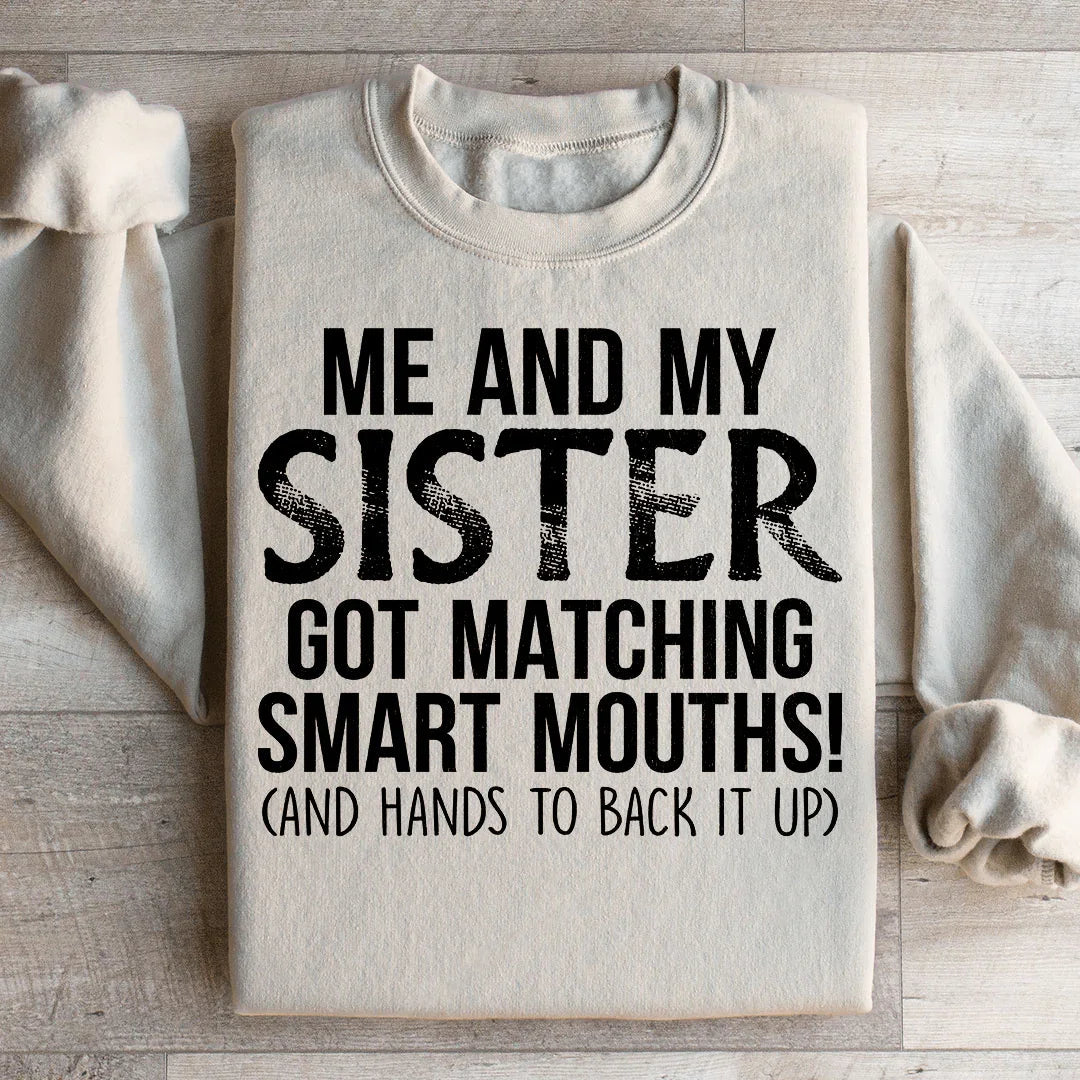 Mon Sœur Et Moi Avons Des Sweatshirts Assortis Avec Des Bouchettes Malignes