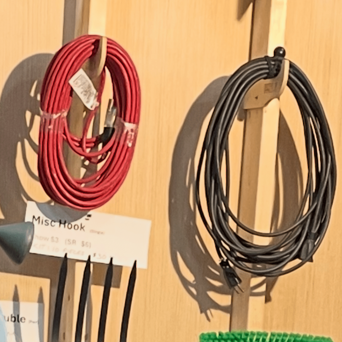 Gancho de Herramientas Montado en Estudio Versátil para Almacenamiento Eficiente