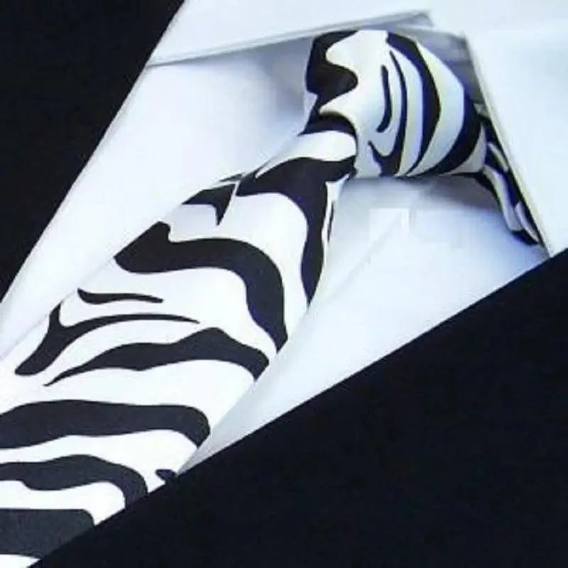 Corbata delgada moderna en blanco y negro para hombres
