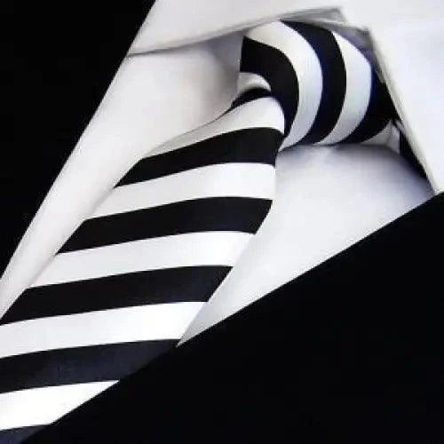 Corbata delgada moderna en blanco y negro para hombres