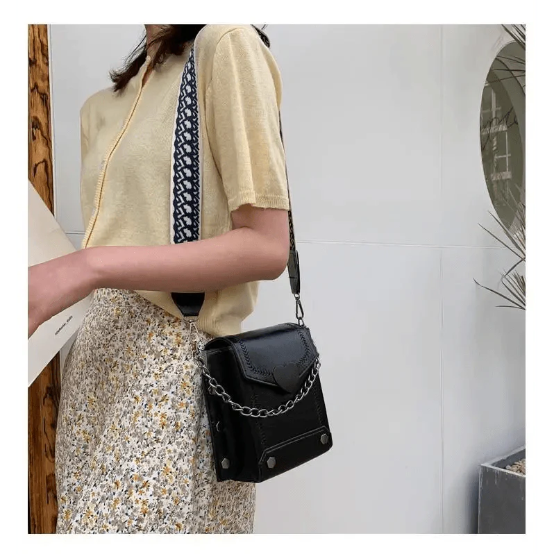 Elegant Heart-Shaped Shoulder Bag for Women