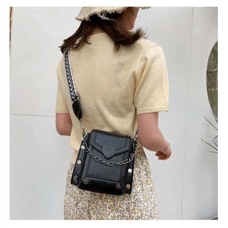 Elegant Heart-Shaped Shoulder Bag for Women