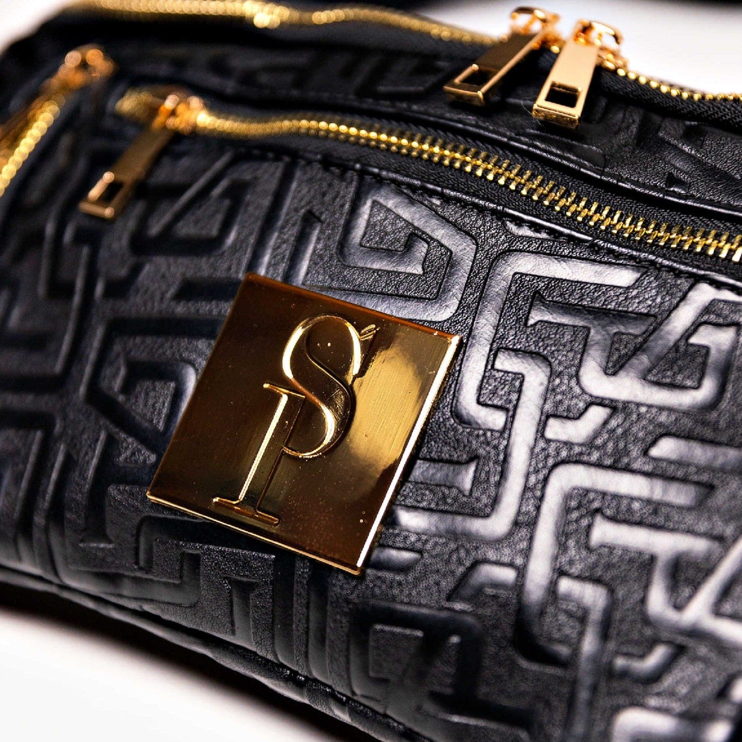 Bolso bandolera de piel con monograma negro