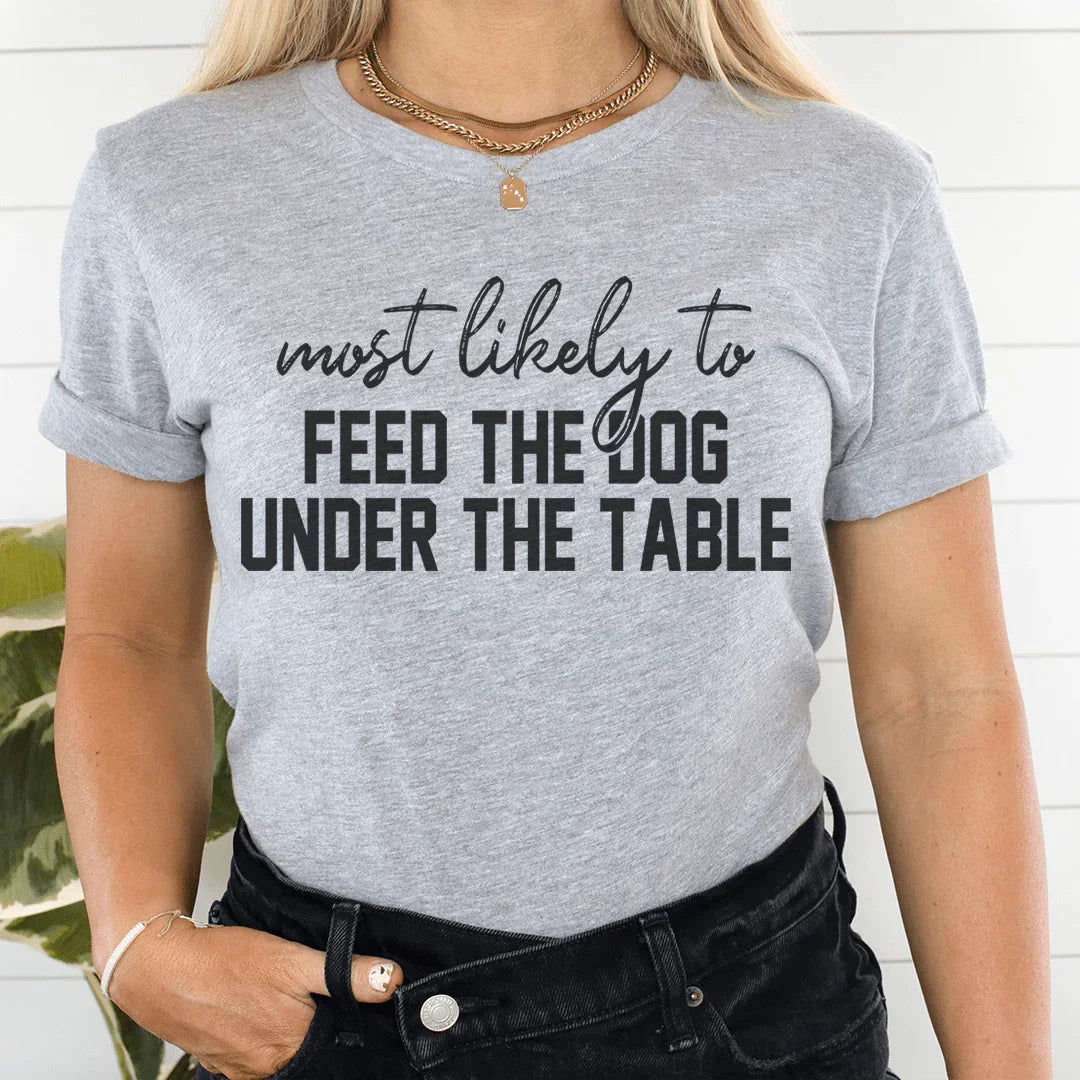 Camiseta de Acción de Gracias con más probabilidades de alimentar al perro debajo de la mesa