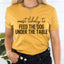 Camiseta de Acción de Gracias con más probabilidades de alimentar al perro debajo de la mesa