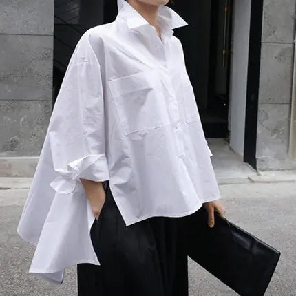 Camisa Blanca de Mujer de Corte Suelto y Manga Larga Irregular