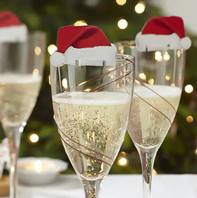 Tarjetas de lugar para copas de vino navideñas con decoración de sombrero
