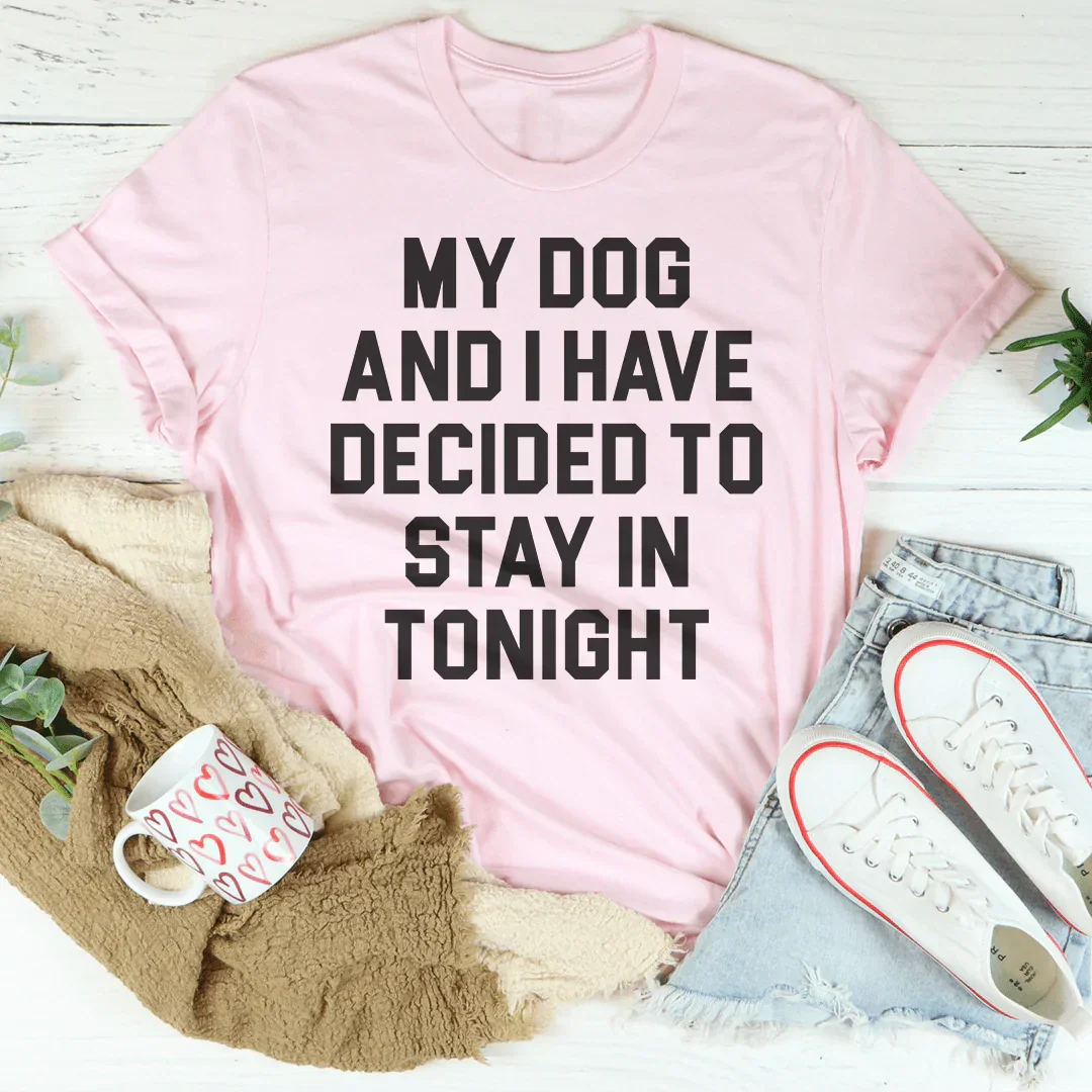 Mi perro y yo hemos decidido quedarnos en casa esta noche.