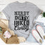 Camiseta nerd, sucia, tatuada y con curvas