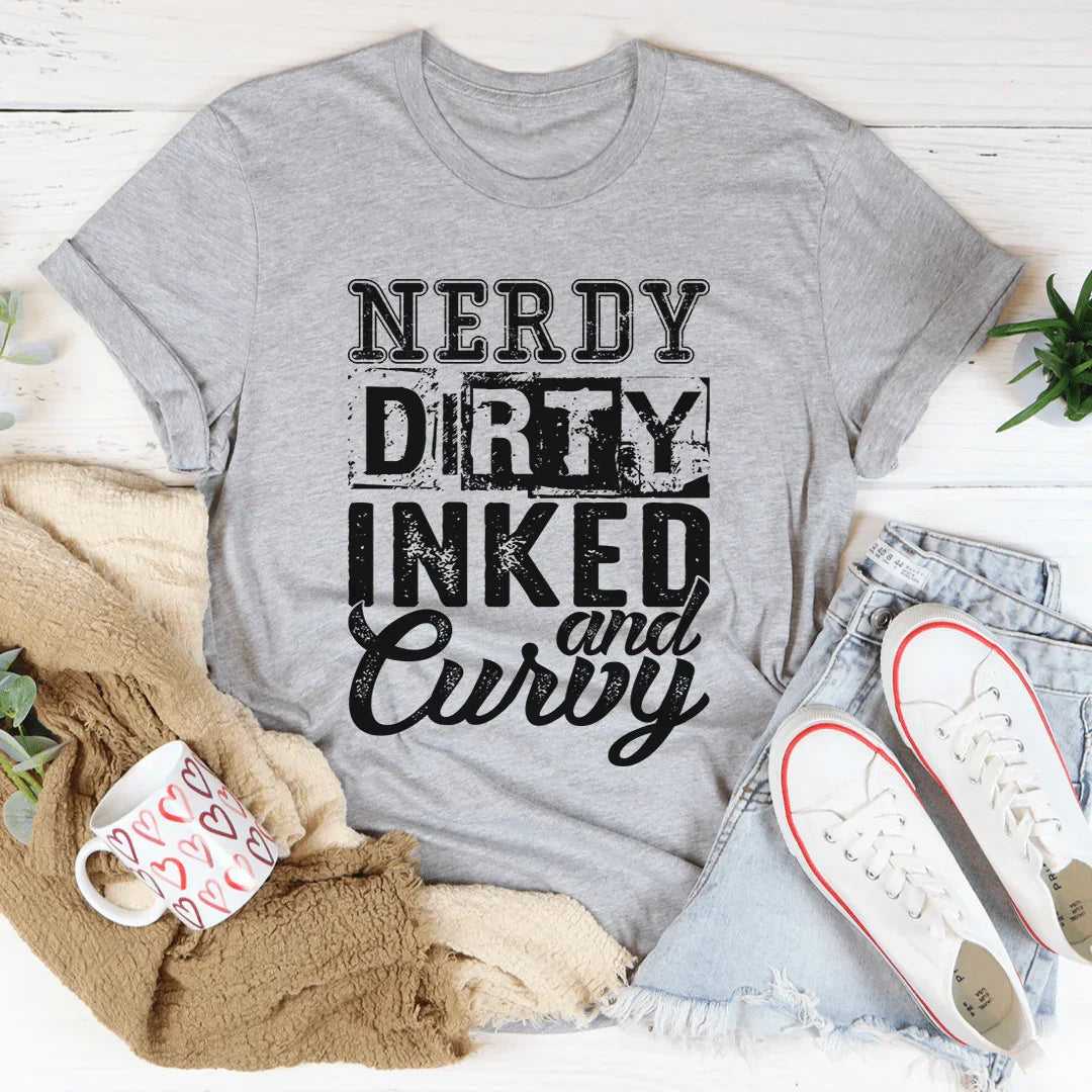 Camiseta nerd, sucia, tatuada y con curvas