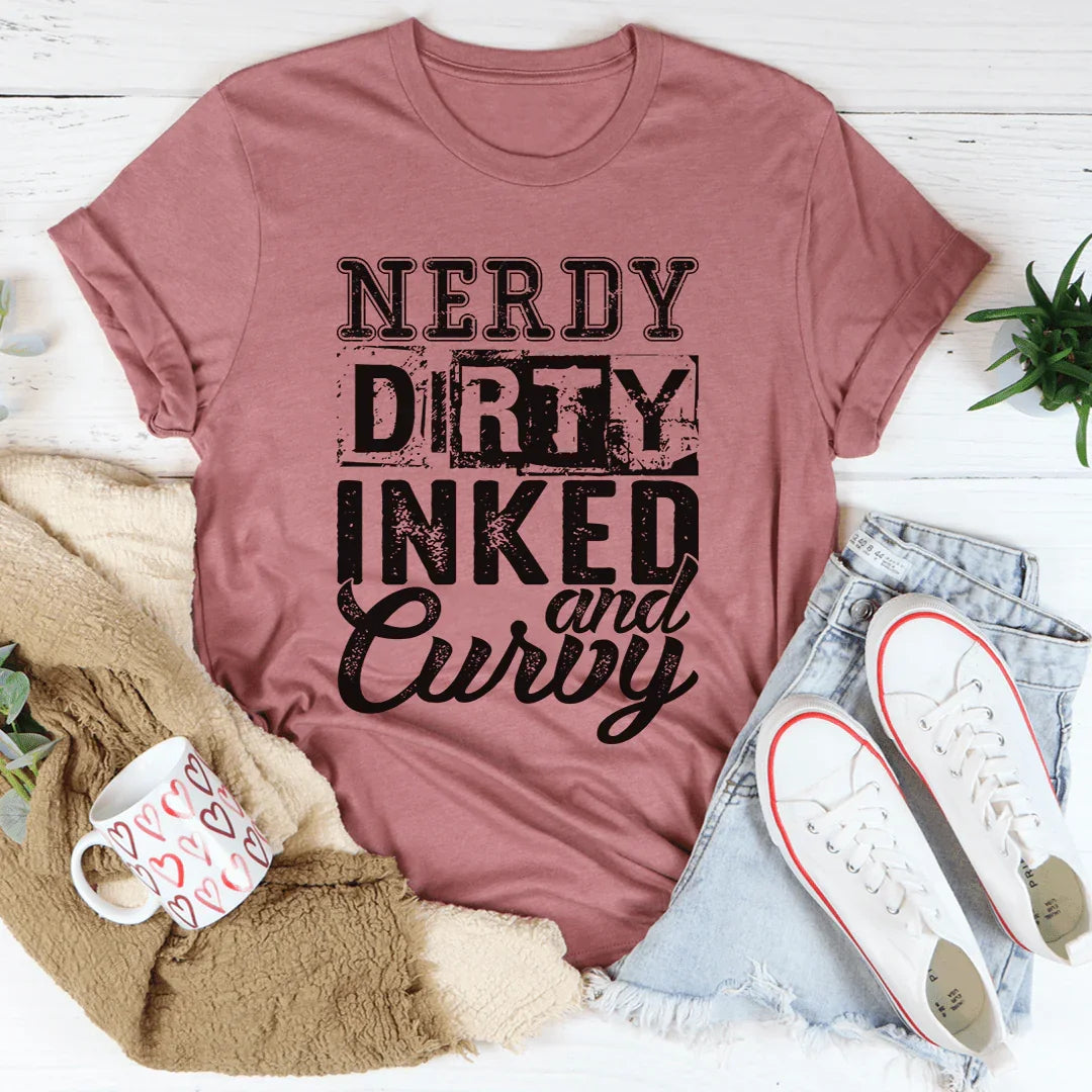 Camiseta nerd, sucia, tatuada y con curvas