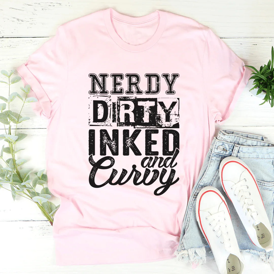 Camiseta nerd, sucia, tatuada y con curvas