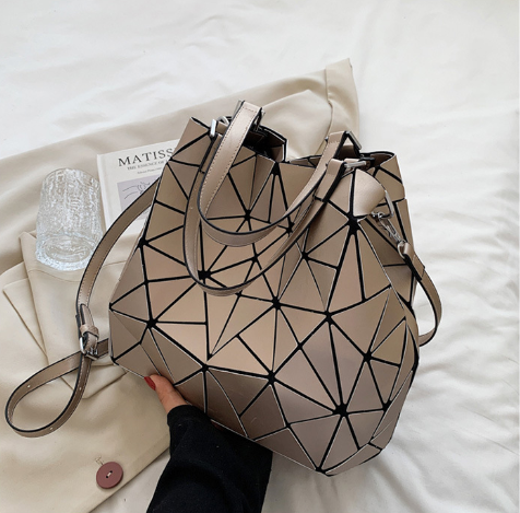 Sac à bandoulière grande capacité avec couture géométrique