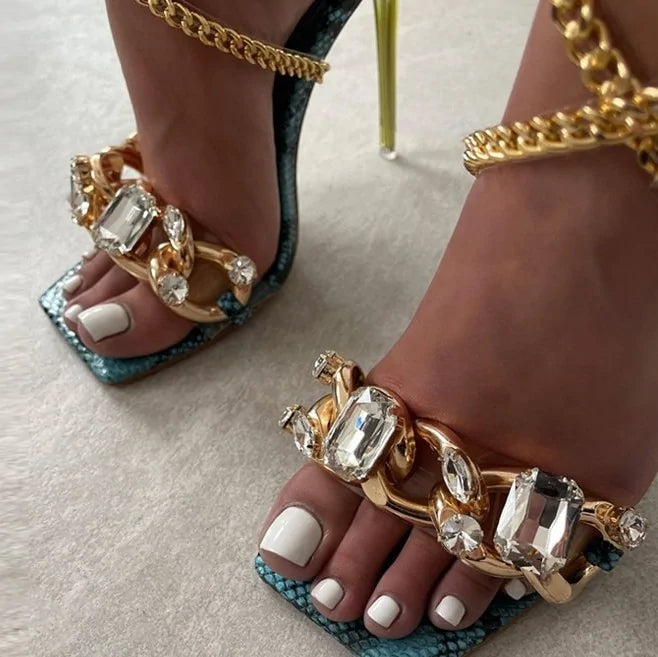 Tacones Transparentes con Cadena de Cristal