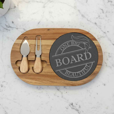 Une Grande Belle Planche – Ensemble de Charcuterie Parodique en Ardoise et Acacia