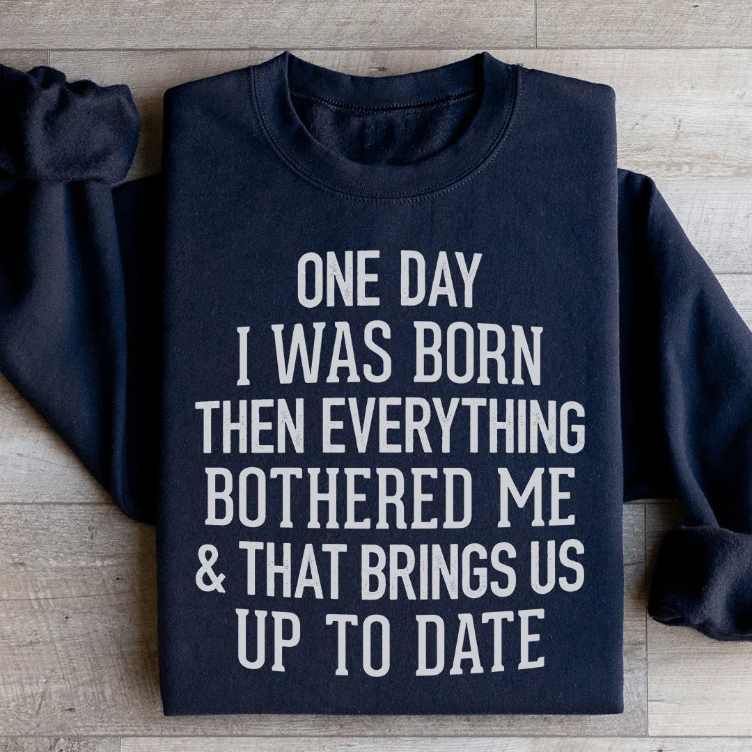 Un día nací y todo me molestaba y eso nos pone al día. Sudadera