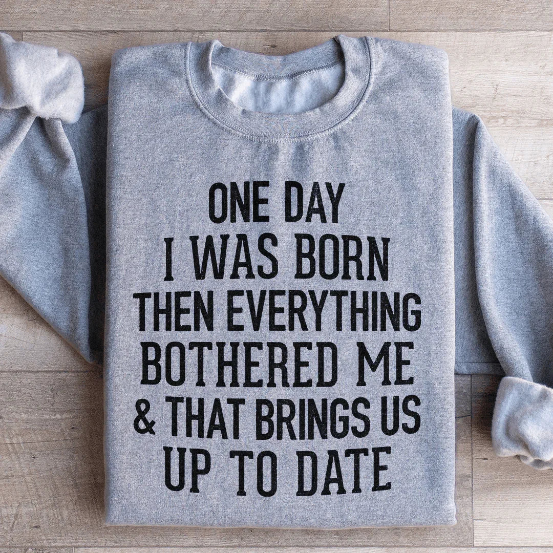 Un día nací y todo me molestaba y eso nos pone al día. Sudadera