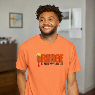 La camiseta unisex teñida a la prenda 'El naranja no es mi color'