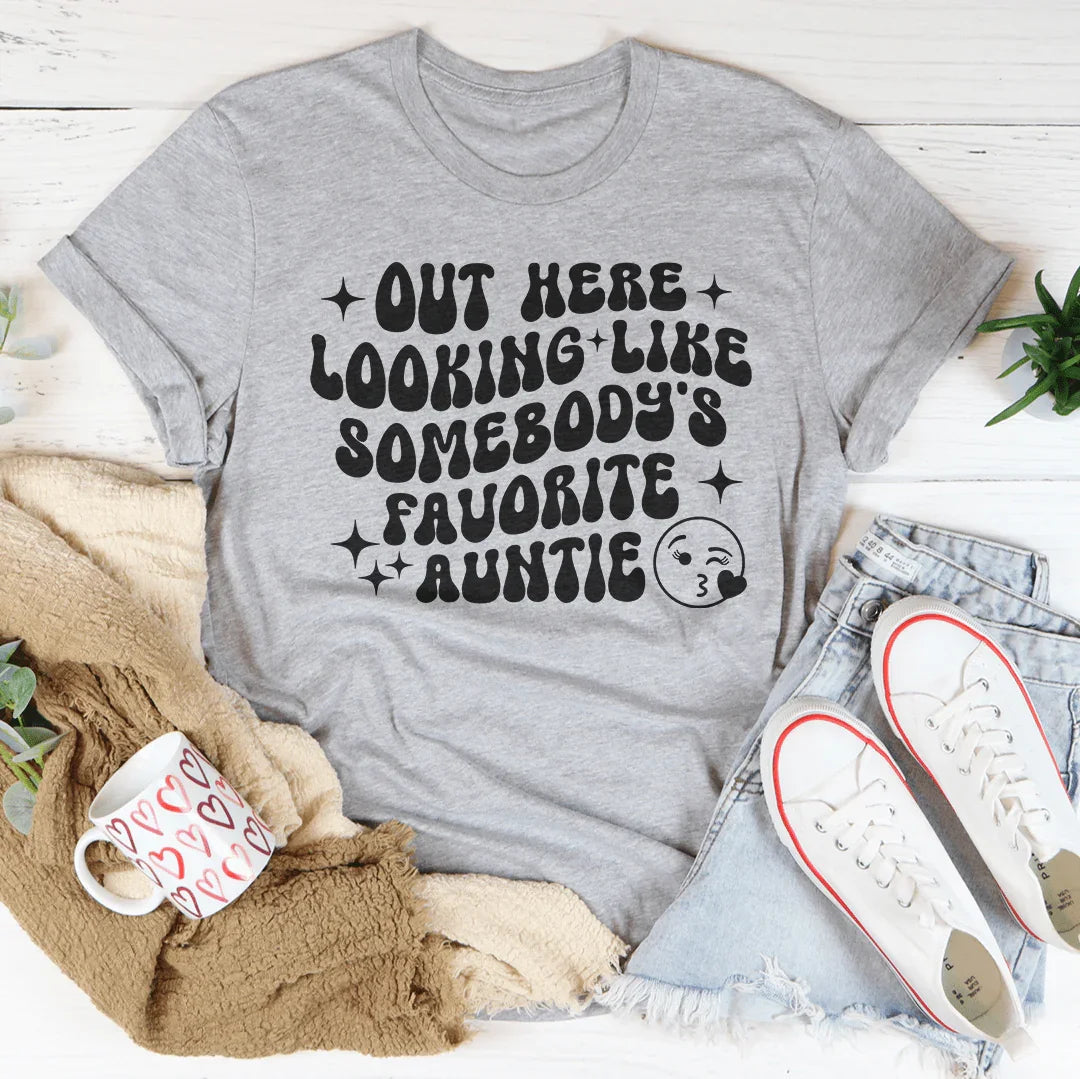 Aquí Luciendo Como la Tía Favorita de Alguien Camiseta