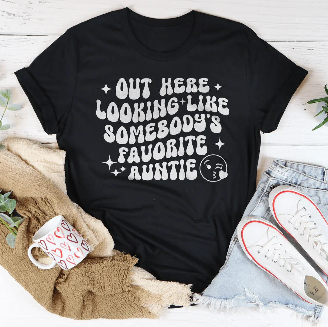 Aquí Luciendo Como la Tía Favorita de Alguien Camiseta
