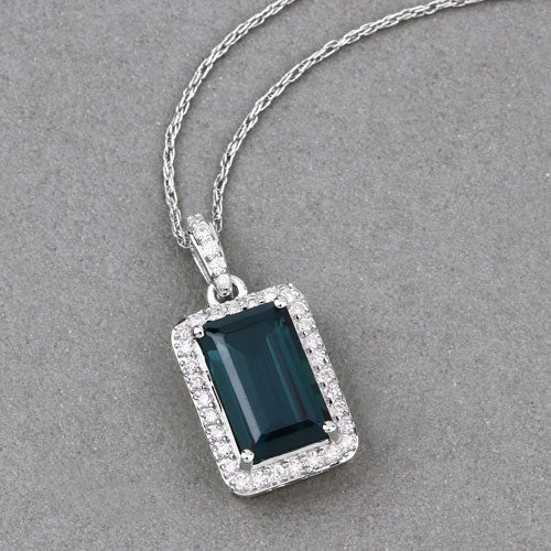Colgante de Turmalina Verde de 3.55 Quilates y Diamantes Blancos en Oro Blanco de 14K