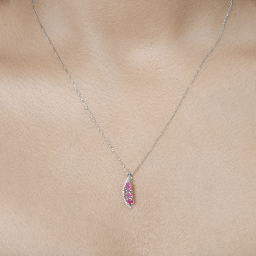 Colgante de Rubí y Diamante Blanco de 0.43 Quilates en Oro Blanco de 14K