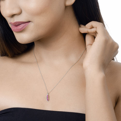 Colgante de Rubí y Diamante Blanco de 0.43 Quilates en Oro Blanco de 14K