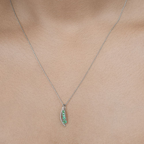 Colgante de Esmeralda Zambiana Genuina de 0.34 Quilates y Diamante Blanco en Oro Blanco de 14K