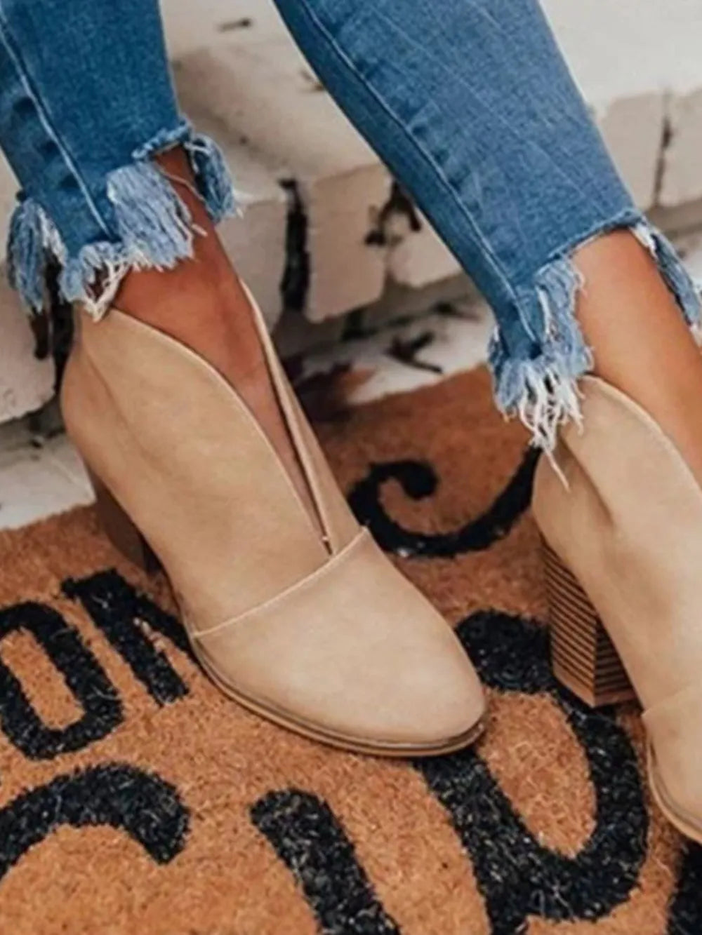 Point Toe Chunky Heeled Ankle Boots - Korvel