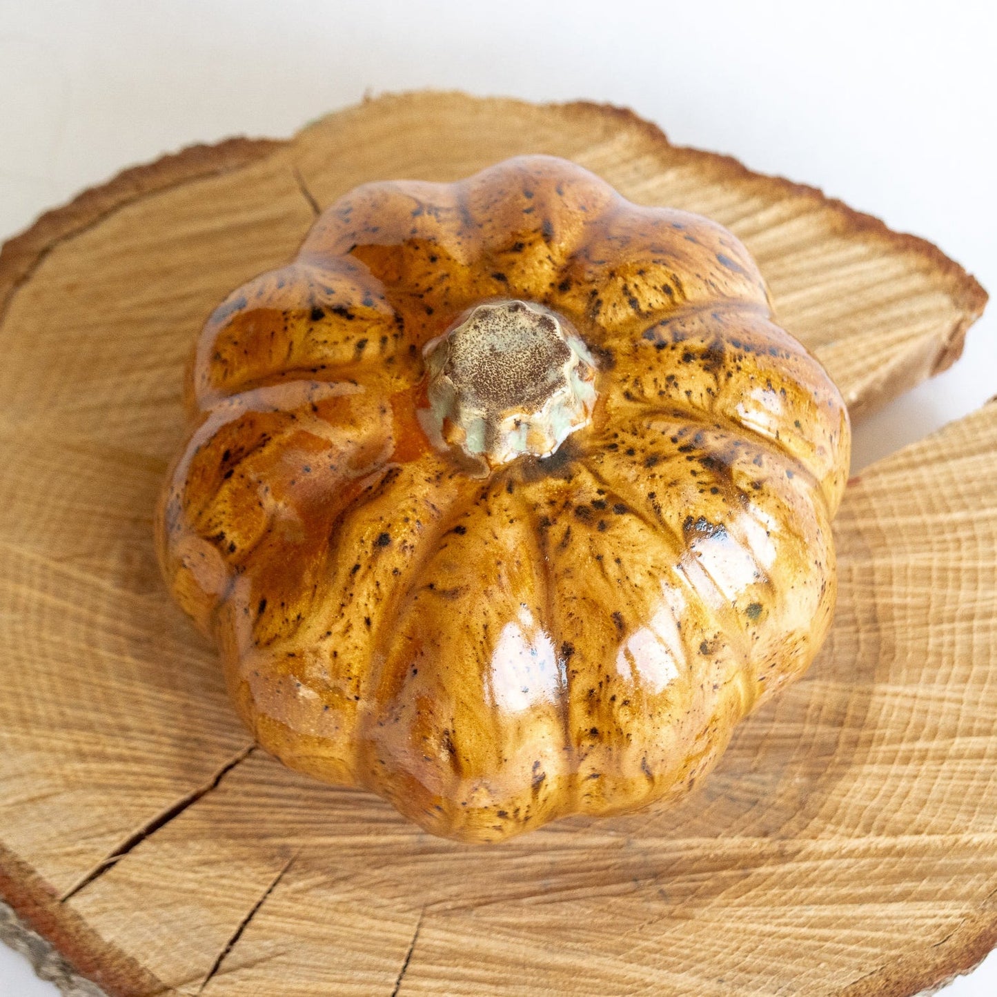 Citrouille en céramique artisanale pour la décoration d'automne
