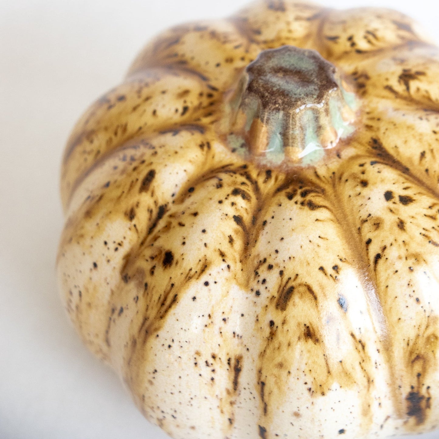 Citrouille en céramique artisanale pour la décoration d'automne