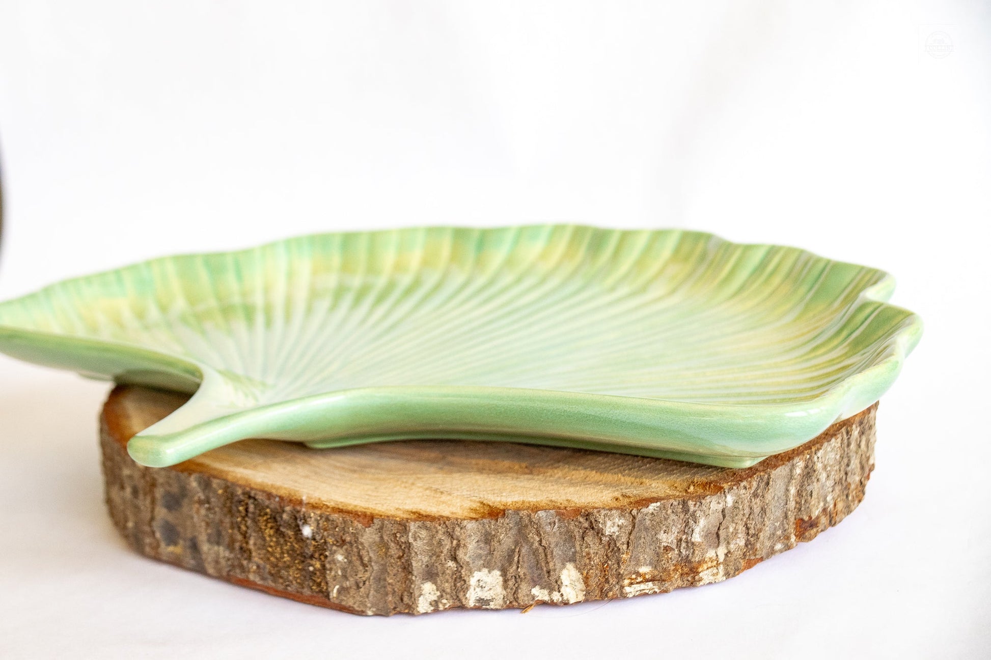 Elegant Ginkgo Leaf Ceramic Tray - Korvel