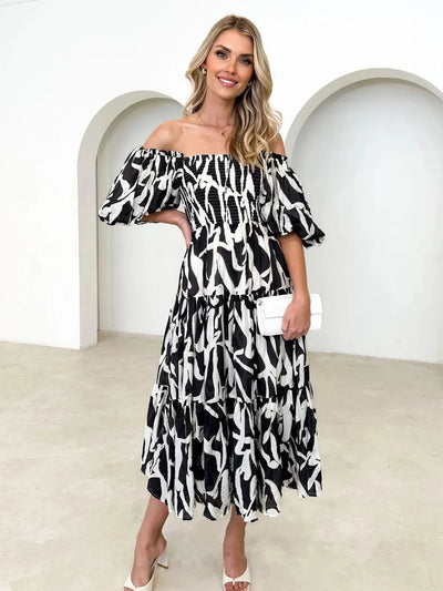 Robe à volants imprimée avec smocks et épaules dénudées