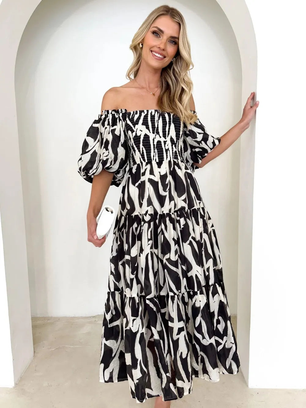 Robe à volants imprimée avec smocks et épaules dénudées