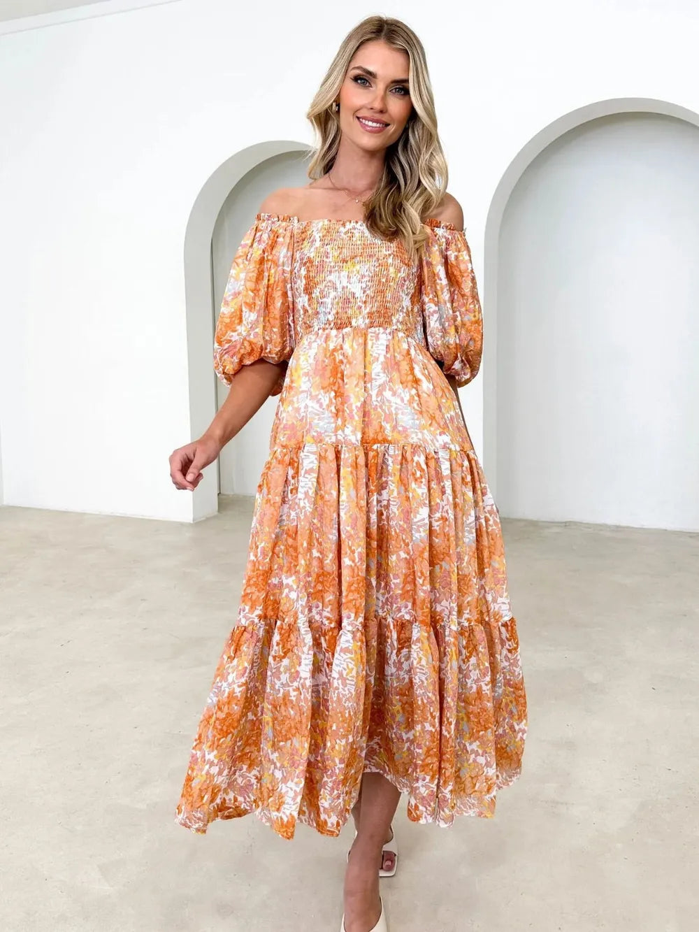 Robe à volants imprimée avec smocks et épaules dénudées