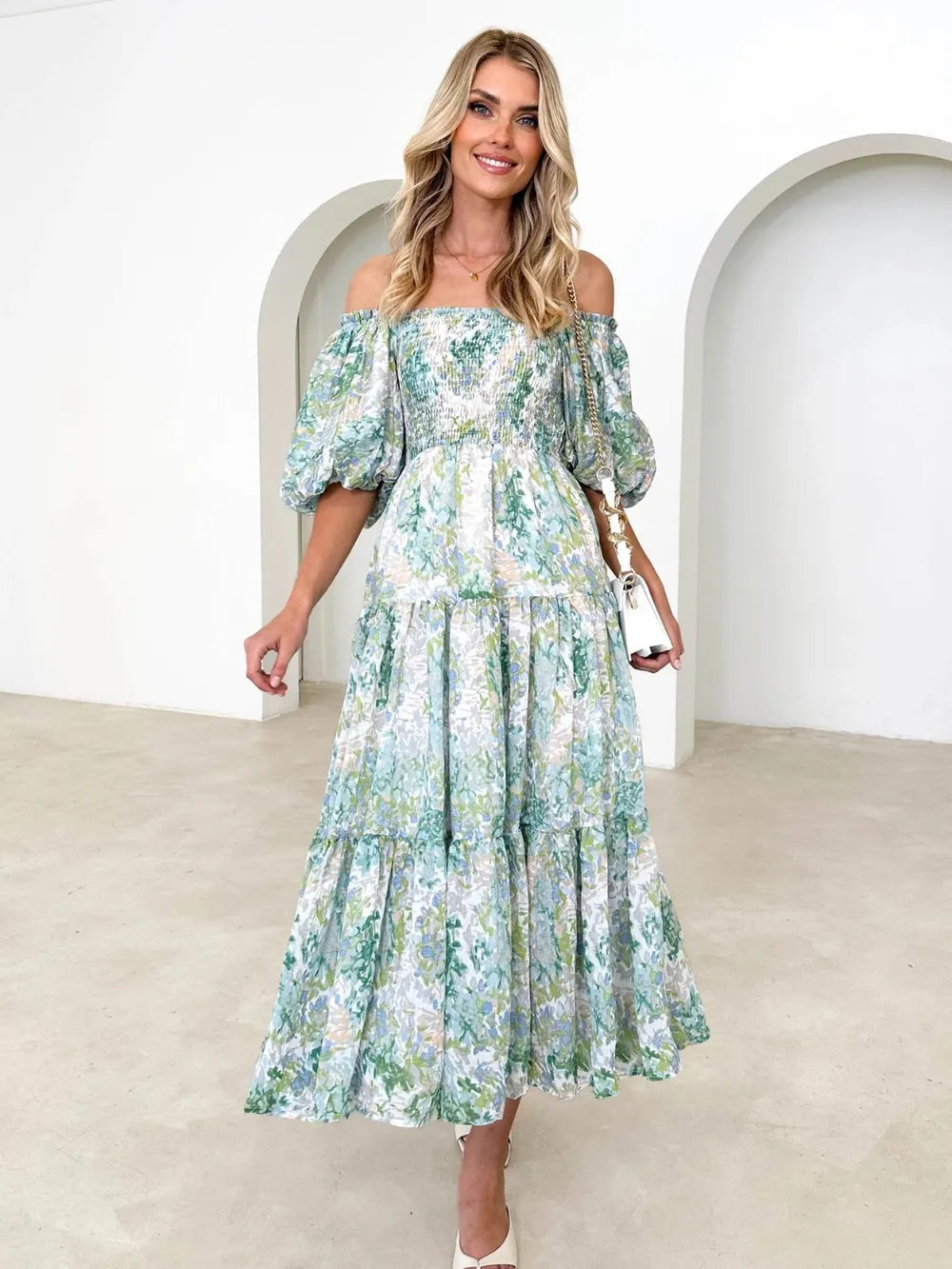 Robe à volants imprimée avec smocks et épaules dénudées