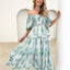 Robe à volants imprimée avec smocks et épaules dénudées