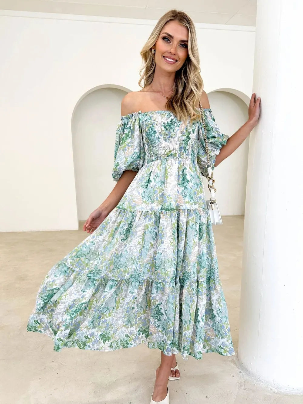Robe à volants imprimée avec smocks et épaules dénudées