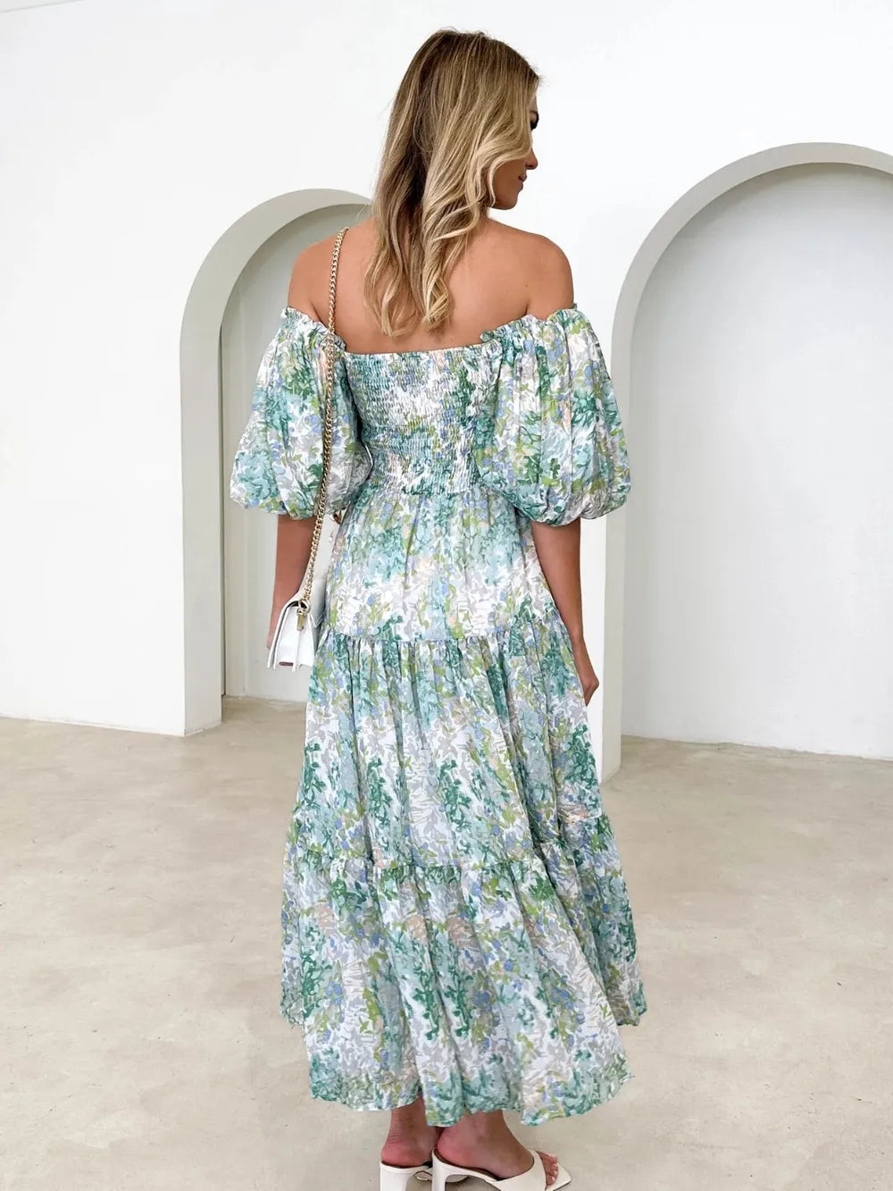Robe à volants imprimée avec smocks et épaules dénudées