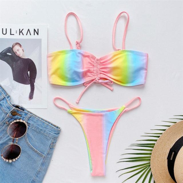 Ensemble de bikini à lacets micro thong imprimé arc-en-ciel