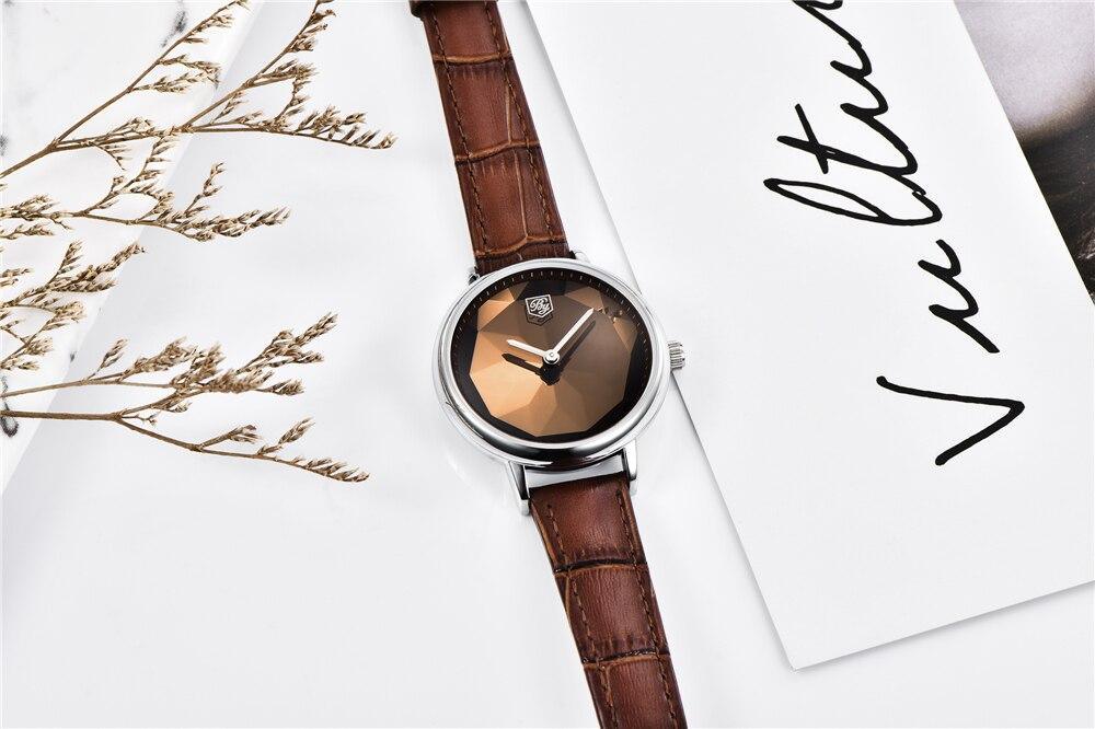 Montre analogique étanche pour femmes au style élégant avec bracelet en cuir