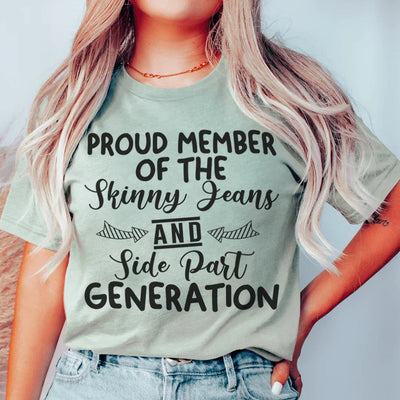 Orgulloso miembro de la generación de jeans ajustados y camisetas con raya al lado