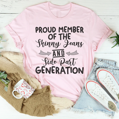 Orgulloso miembro de la generación de jeans ajustados y camisetas con raya al lado