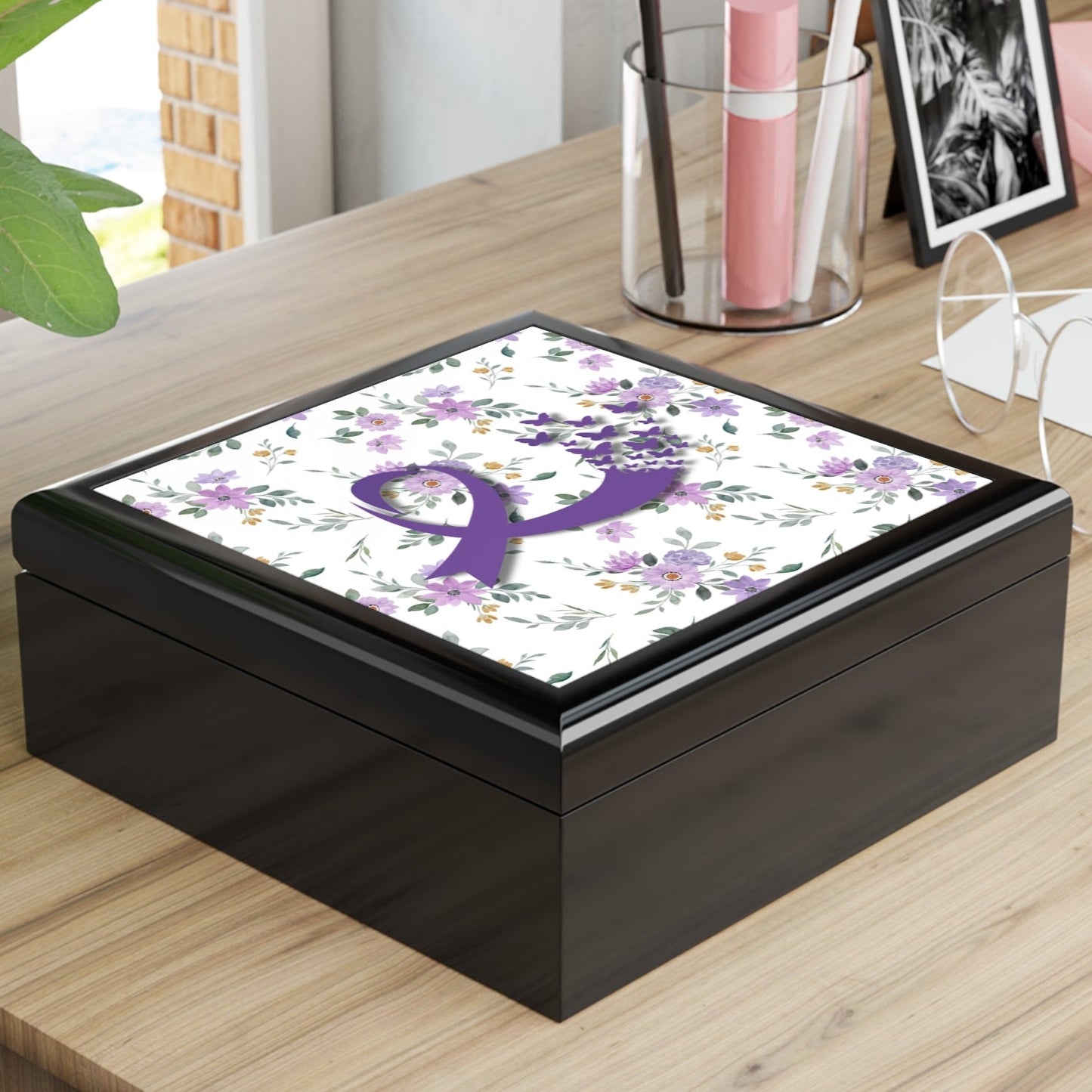 Boîte à bijoux élégante avec ruban violet et papillon