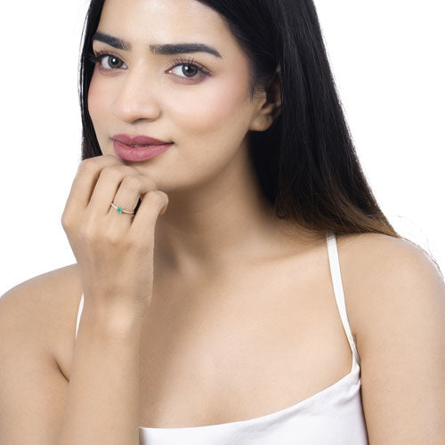 Anillo de Compromiso de Esmeralda Zambiana de 0.59 Quilates y Diamante en Oro Amarillo de 14K
