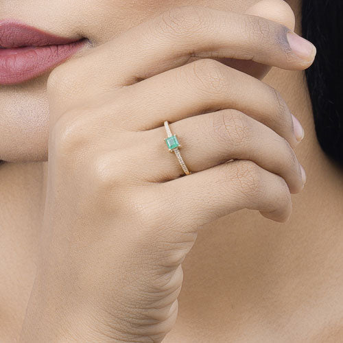 Anillo de Compromiso de Esmeralda Zambiana de 0.59 Quilates y Diamante en Oro Amarillo de 14K