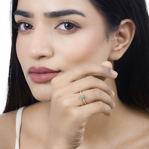 Anillo de Compromiso de Esmeralda Zambiana de 0.59 Quilates y Diamante en Oro Amarillo de 14K